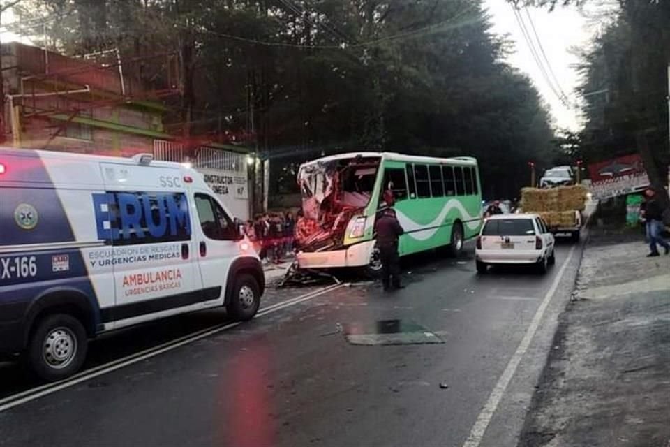 Durante las maniobras de emergencia, uniformados abanderaron el camión y cerraron parcialmente la vialidad.