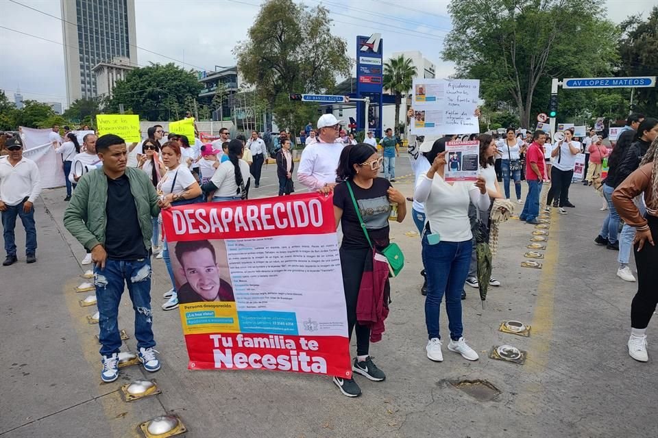 Más de 100 personas mantienen bloqueada la circulación afuera de Casa Jalisco, la residencia oficial del Gobernador Enrique Alfaro, se trata de familiares de personas desaparecidas.