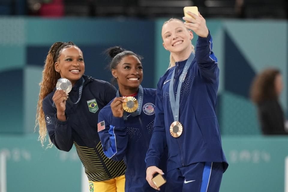 Algunos atletas ocupan este celular en el podio, para tomar una foto de los ganadores de medalla.