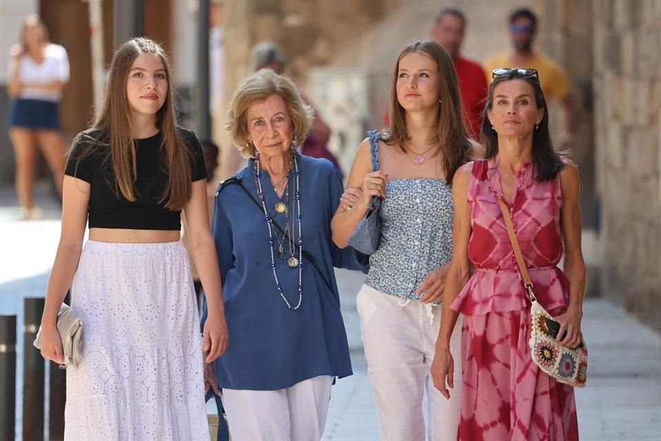 La Infanta Sofía y la Princesa Leonor estuvieron cuidando el paso de su abuela mientras disfrutaban de un paseo por Mallorca.