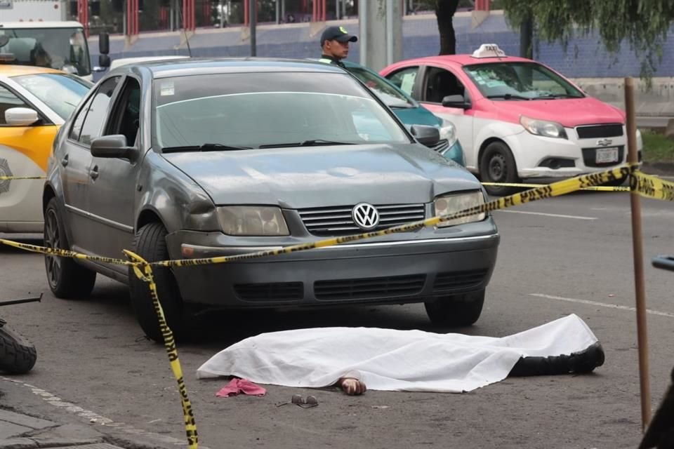 El accidente ocurrió cuando ayudaba a un automovilista para salir de un estacionamiento. 