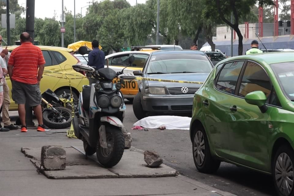 Conductor derribó una moto y golpeó dos coches más que se hallaban estacionados. 