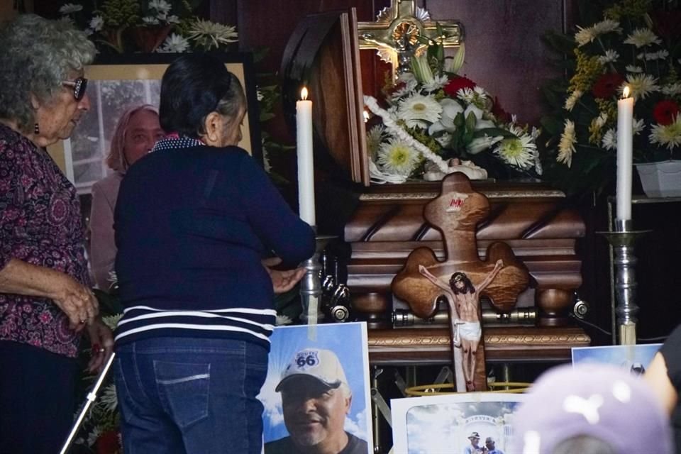 Personas acuden al funeral de Alejandro Martínez Noguez en Celaya, Guanajuato, el 5 de agosto del 2024.