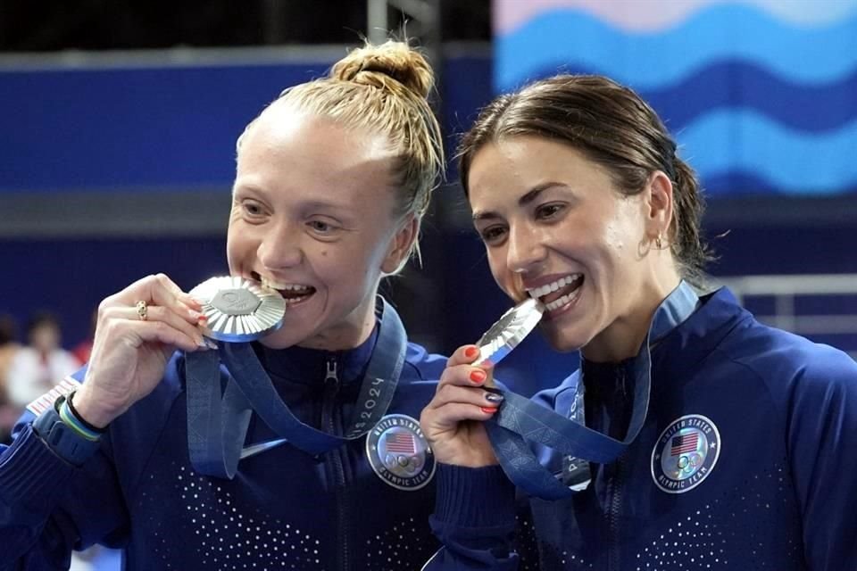 La curiosa tradición de que los atletas que ganan en los Juegos Olímpicos muerdan sus medallas, tiene una explicación muy sencilla: un petición de los fotógrafos.