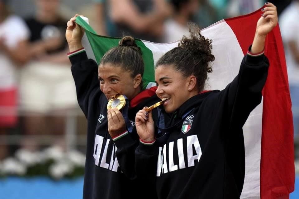 Las medallistas de Oro italianas, Sara Errani y Jasmine Paolini, muerden su medalla después de ganar en tenis de dobles femeninos en París.