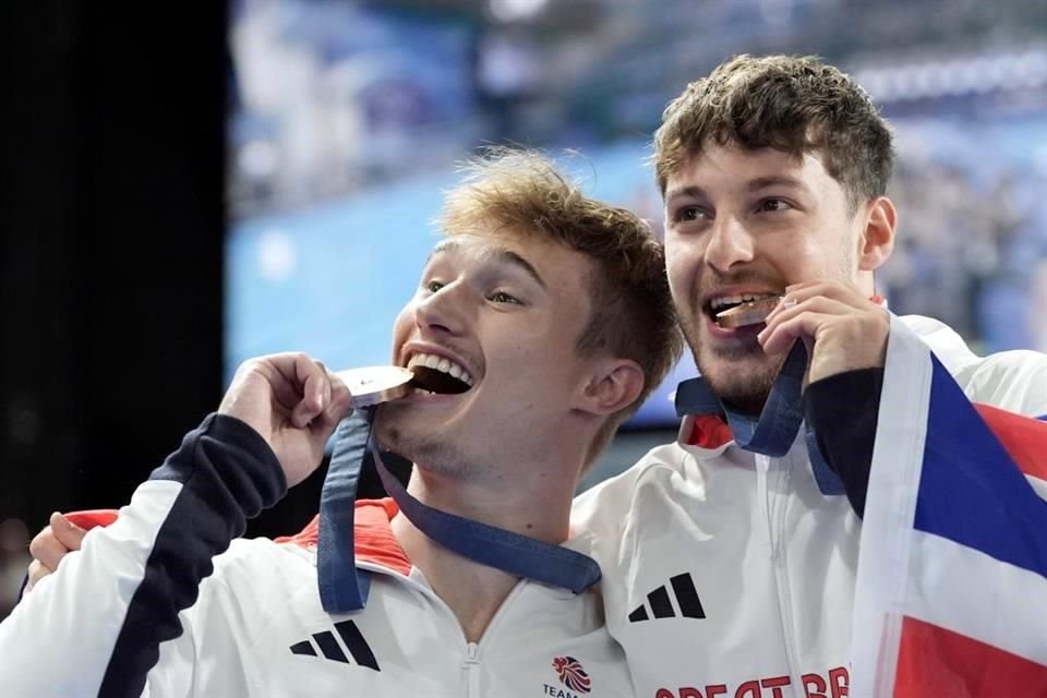 Los británicos Anthony Harding y Jack Laugher se llevaron la medalla de Bronce después de la final de saltos sincronizados de trampolín de 3 m masculinos, en París 2024.