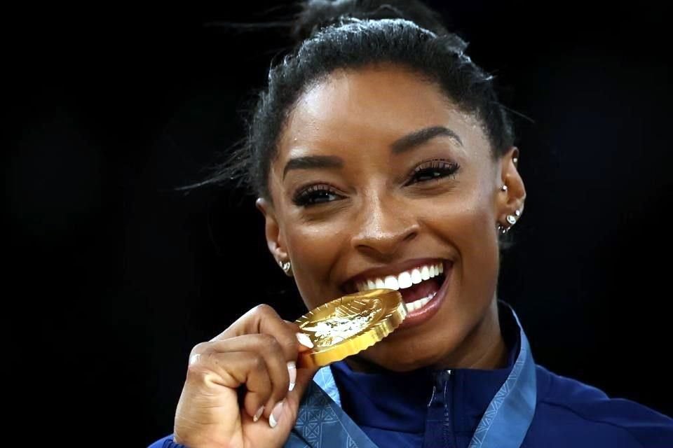 Esta peculiar mordida de la victoria casi todos lo han hecho, desde los mexicanos condecorados hasta estrellas del nivel de Michael Phelps, Simone Biles (en foto) y Usain Bolt.