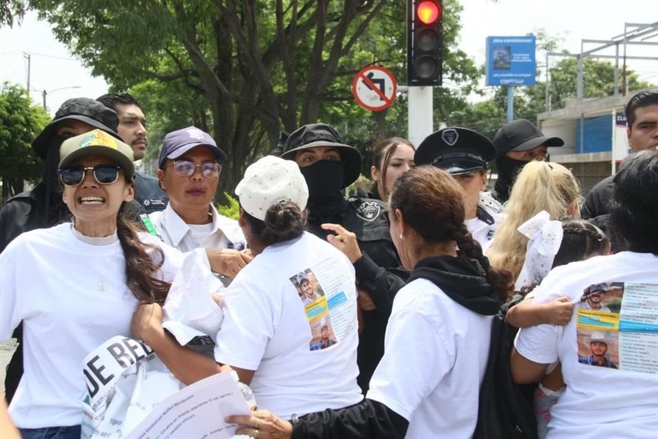 Entre empujones y jaloneos, policías del Estado retiraron a familiares de personas desaparecidas cuando bloqueaban el cruce de Avenida López Mateos y Manuel Acuña.