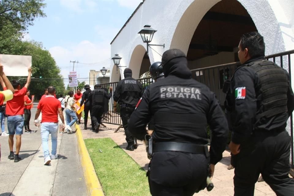 Familiares de personas desapareciadas se manifestaban en Casa Jalisco, cuando llegaron elementos de seguridad.