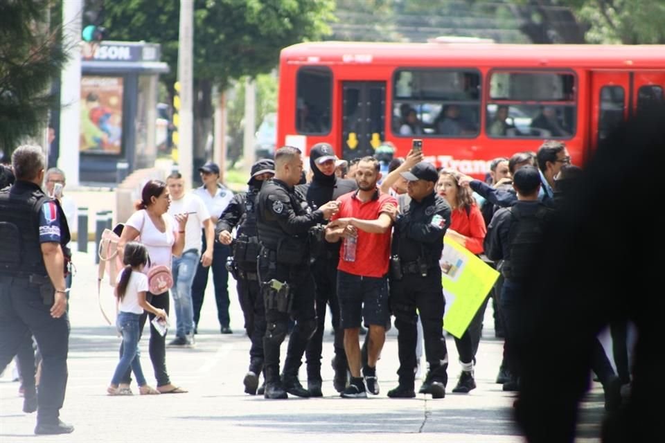 Entre empujones y jaloneos, policías del Estado retiraron a familiares de personas desaparecidas cuando bloqueaban el cruce de Avenida López Mateos y Manuel Acuña.