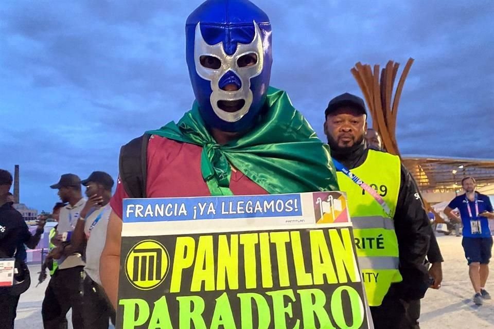 Con máscaras de luchador, hasta con un letrero de transporte, los mexicanos se presentaron a darle su apoyo a las ondinas en el Centro Acuático.