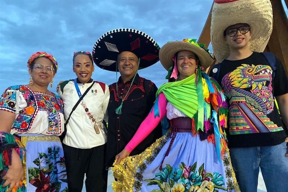 Aficionados vestidos de charro y adelitas se tomaron fotos con las ondinas mexicanas.