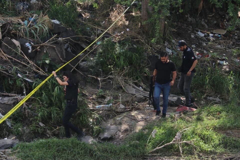 Mujeres del Colectivo Madres Buscadoras de Jalisco localizaron una osamenta en un canal ubicado en la Colonia Santa Elena de la Cruz, en Guadalajara.