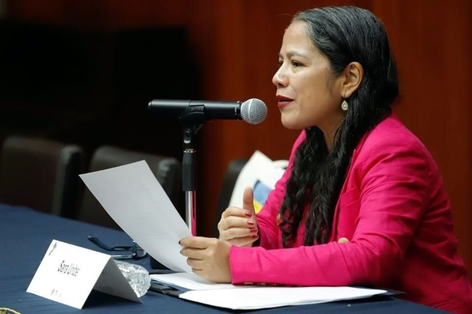 La poeta queretana Sara Uribe dictó la conferencia magistral 'Aquí arder, aquí hablar' durante la jornada académica dedicada a Rosario Castellanos en su 50 aniversario luctuoso.