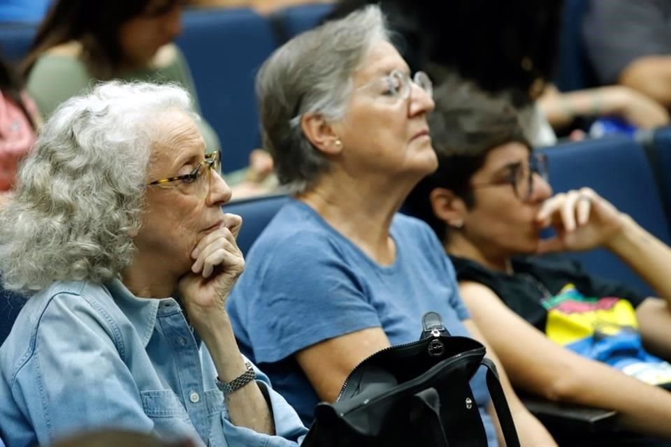 Entre el público que asistió al homenaje a Rosario Castellanos se encontraba la antropóloga Marta Lamas y Hortensia Moreno, directora de la revista 'Debate Feminista'.