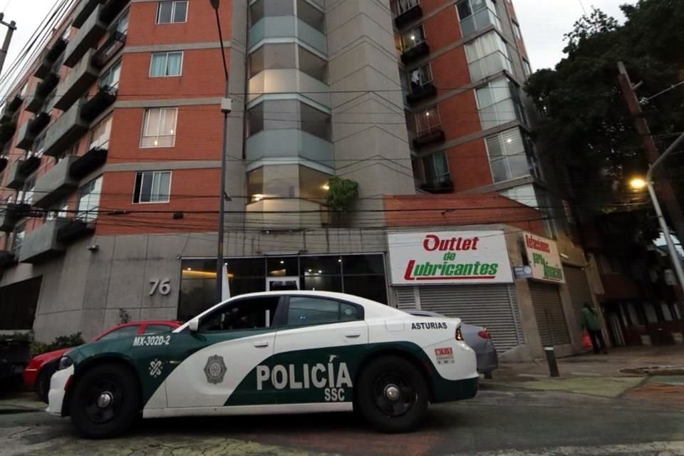 El vigilante del edificio señaló que la joven no respondía a llamadas, por lo que se ingresó al departamento.