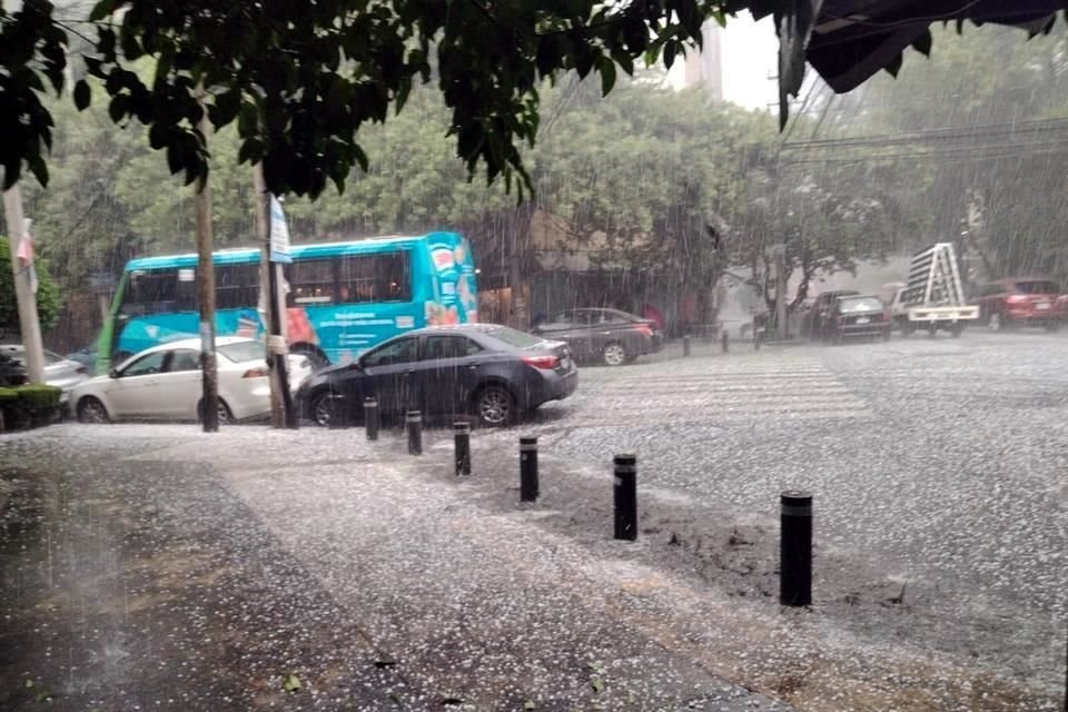 Usuarios reportaron una tormenta la tarde de este miércoles, que afectó la Colonia Nápoles.