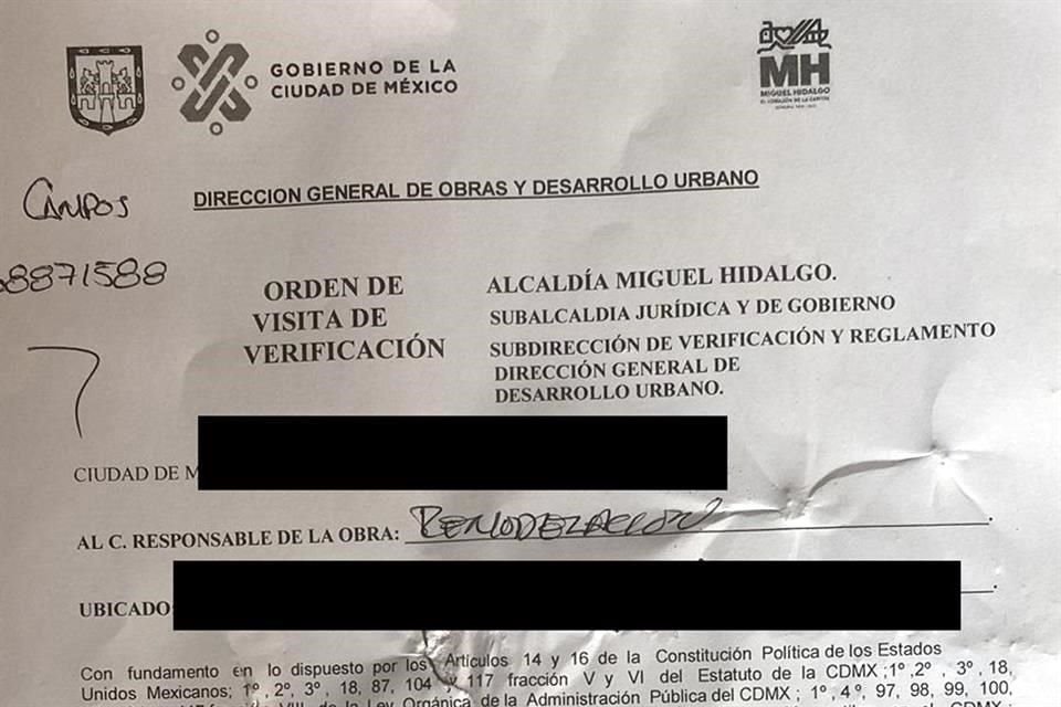 En el documento falso, la dependencia a la que hace refencia el oficio no existe, lo firma un ex funcionario e incluye logos.