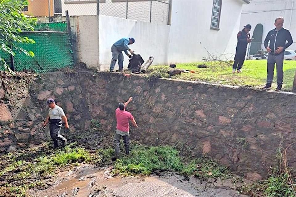 Las labores de limpieza del lodo y basura se extendieron toda la noche y continuaron hasta la mañana de ayer.