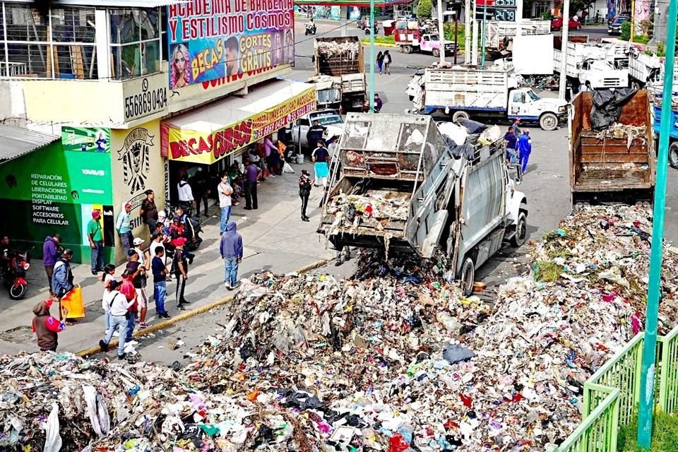 Recolectores esparcieron basura en Chimalhuacán en protesta por las extorsiones.