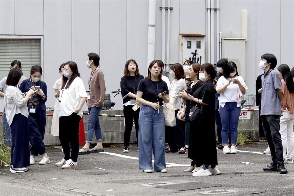 Gente refugiada fuera de un edificio tras un sismo en Miyazaki, en el oeste de Japón, el jueves 8 de agosto de 2024.