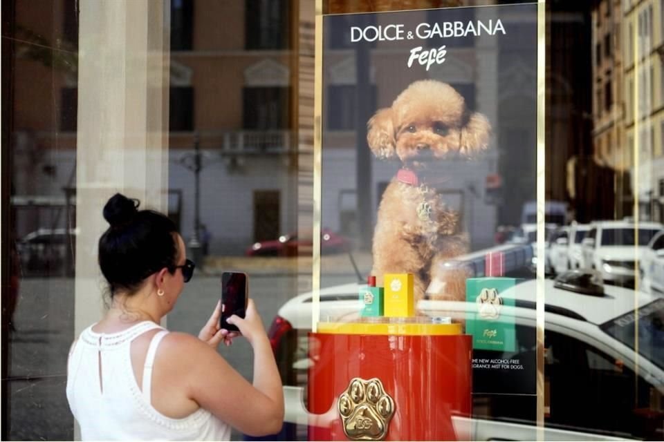 El nuevo perfume para perros de Dolce & Gabbana llamado 'Fefé' en honor al perro de Domenico Dolce es exhibido en un escaparate de una tienda de la marca en Roma.