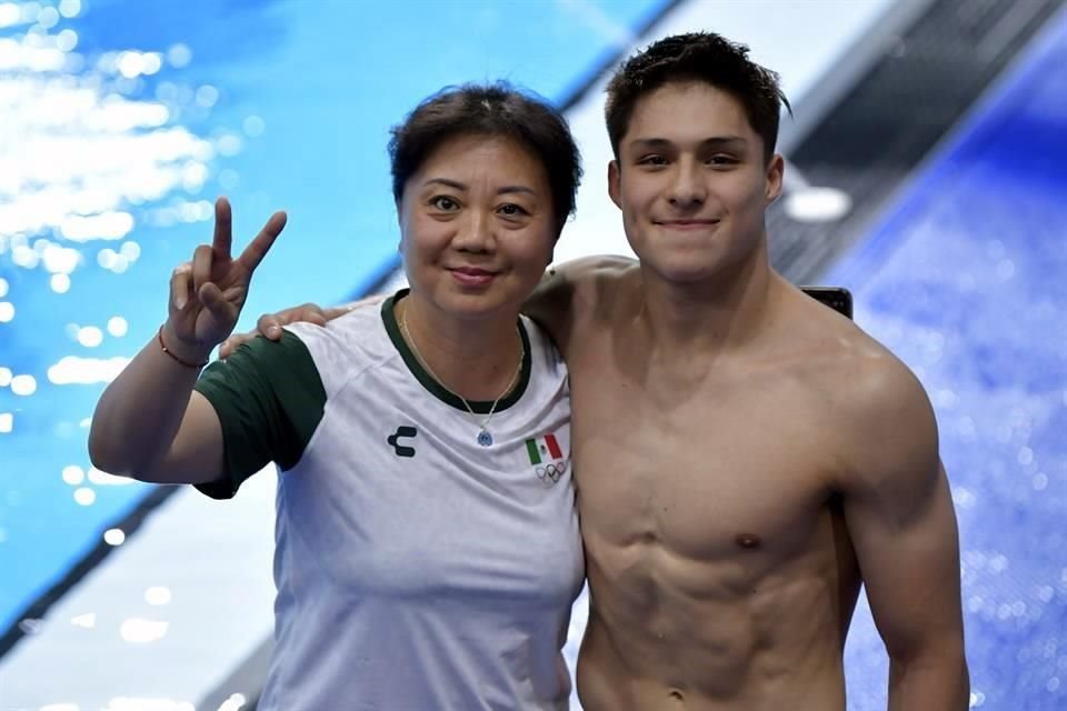 Osmar Olvera junto a su entrenadora Ma Jin.