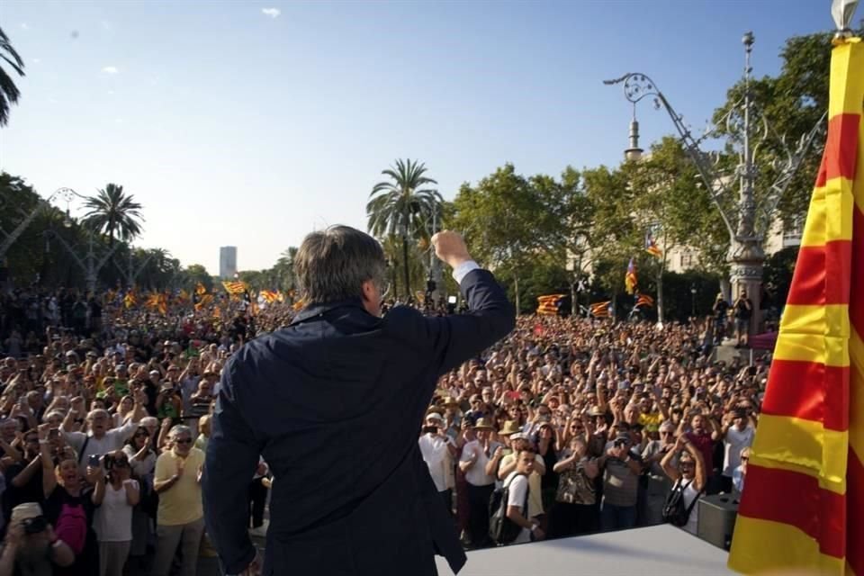 La Policía catalana intentaba dar con el paradero del líder independentista Carles Puigdemont, quien regresó a España tras 7 años en exilio.