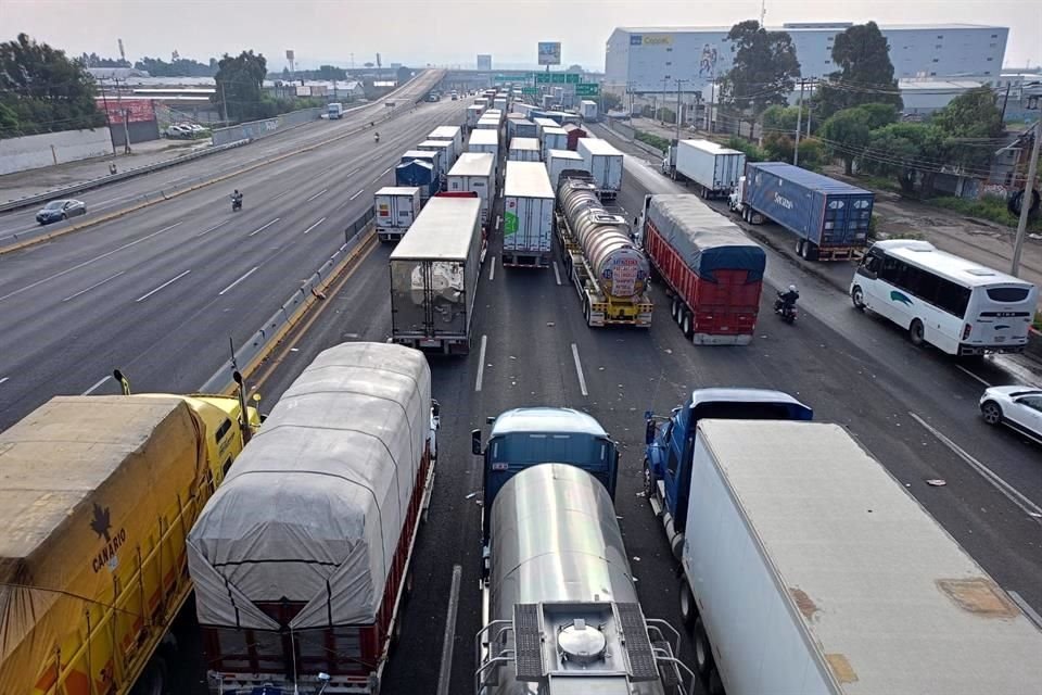 El colapso de la vía inicia desde Valle de Chalco.