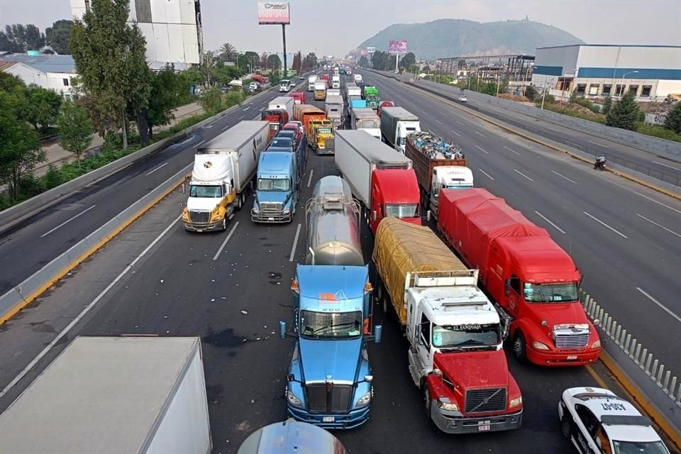 Antes de la caseta de San Marcos camioneros se quejan del gasto en combustible para mantener alimentos congelados.