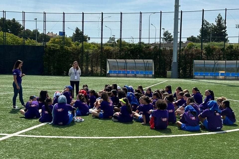 Lleva Bimbo a niñas de 22 países a jugar en el FC Barcelona