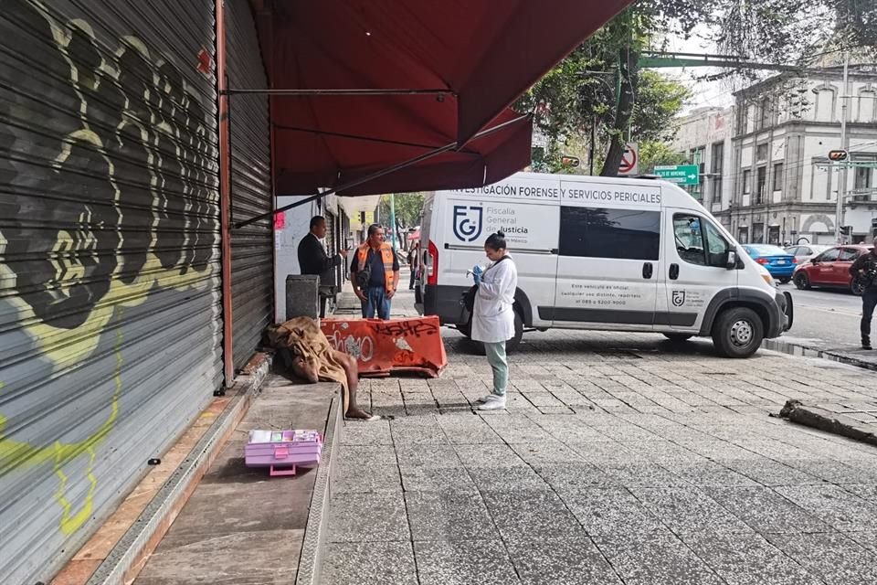 El individuo, de entre 30 y 35 años, estaba recostado en la escalinata de una taquería aledaña a uno de los accesos, sobre Eje Central Lázaro Cárdenas.