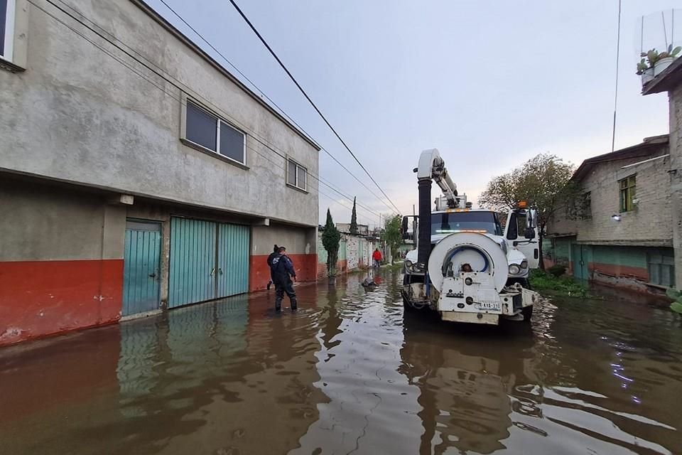 Atienden a 600 familias afectadas por las lluvias en Chalco