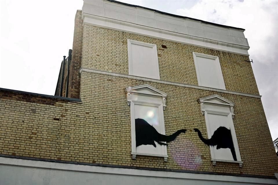 El martes fueron dos elefantes que asoman sus cabezas por dos ventanas tapiadas en una fachada en el barrio de Chelsea.