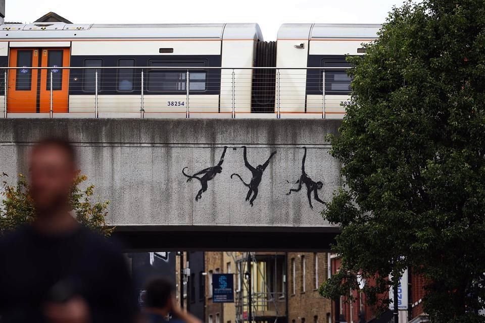 El cotizado grafitero, cuya identidad sigue siendo un misterio, se ha posicionado en múltiples ocasiones en favor de los derechos de los refugiados o el medio ambiente.