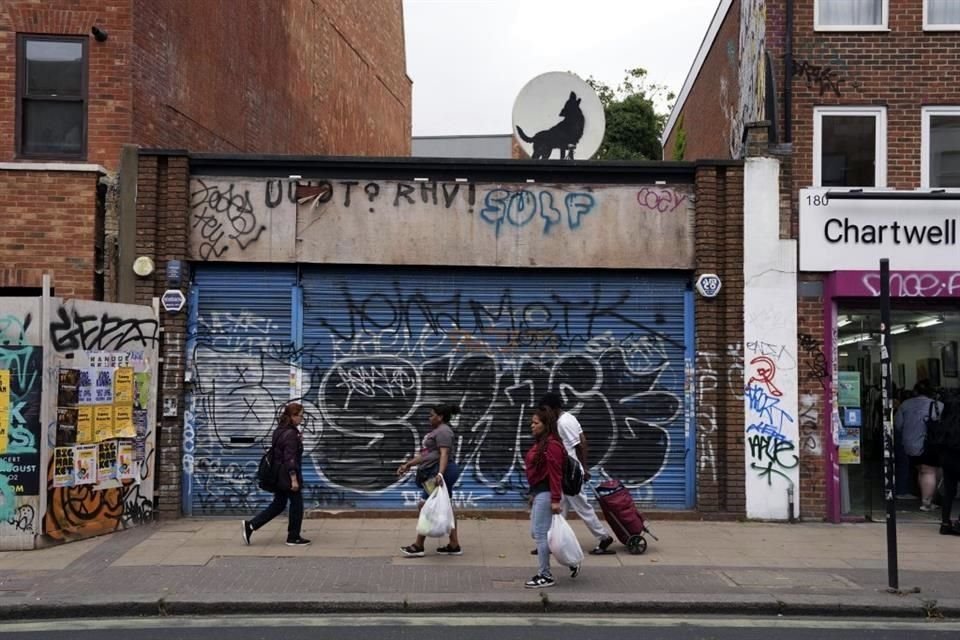 La cuarta obra de Banksy, que apareció este jueves en el barrio de Peckham, fue robada apenas una hora después de anunciada en su cuenta de Instagram.