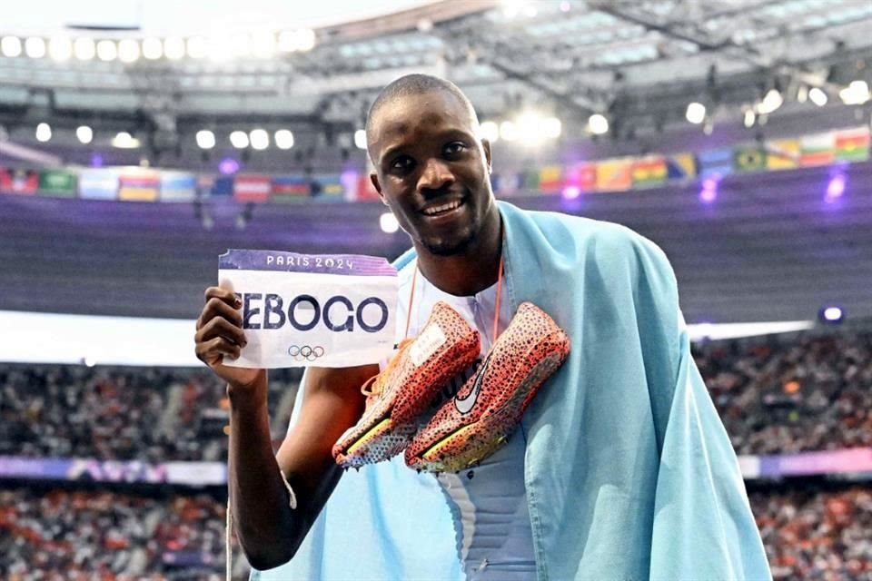 Letsile Tebogo, de Botsuana, celebra tras ganar el Oro en atletismo 200 metros masculino, en el Stade de France en Saint-Denis.