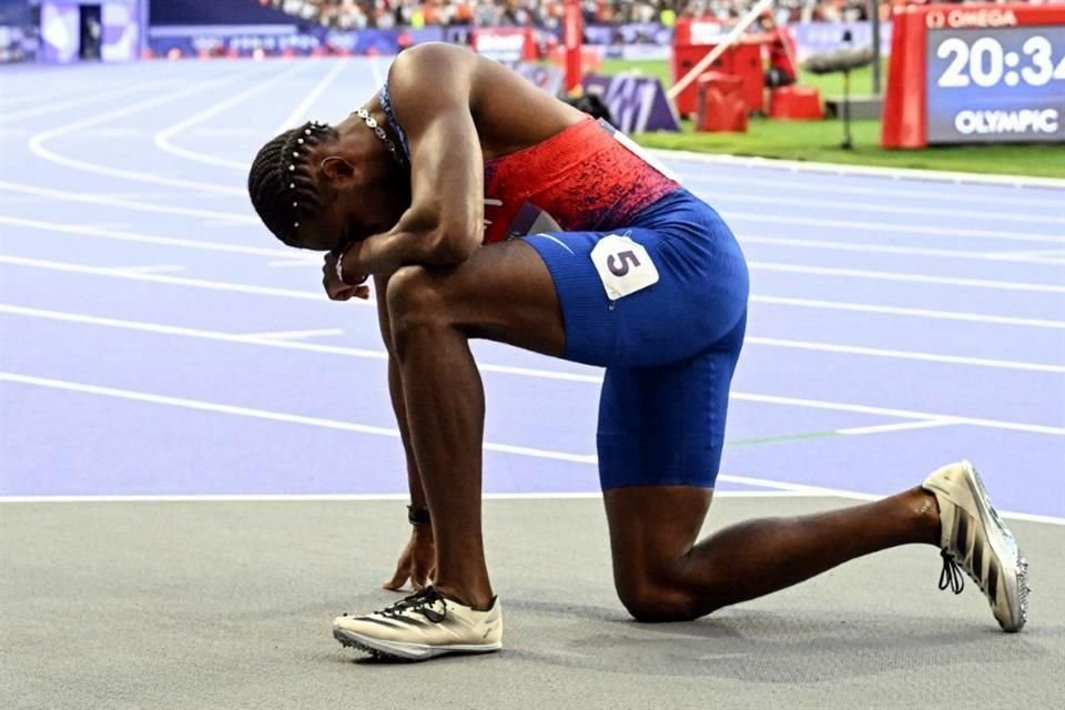 El estadounidense Noah Lyles lamenta quedarse con el Bronce en la Final masculina de 200 metros, en París 2024.