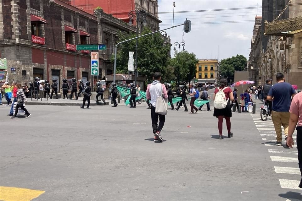 En la zona se desplegaron unos 200 policías y a la par vendedores se colocaron sobre Avenida Juárez, a un costado de las vallas.