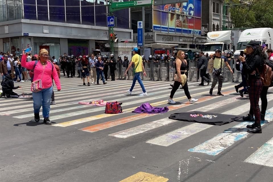 Colectivas acusan que las autoridades sólo les dieron largas, cercaron y no les brindaron alternativas para realizar su protesta económica y ofrecer mercancías.