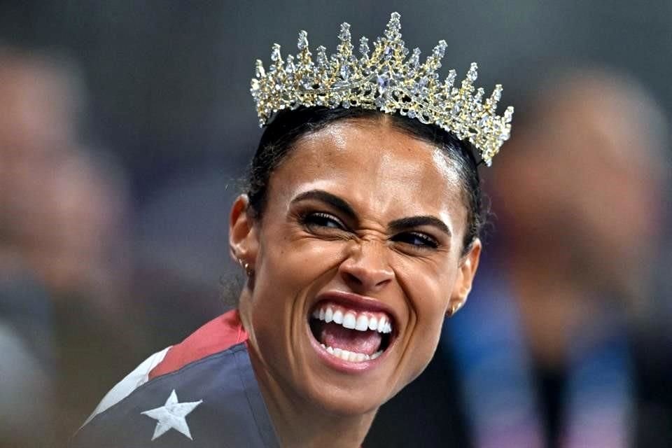 La estadounidense Sydney Mclaughlin-Levrone, medallista de Oro en atletismo 400 metros con vallas femenil, porta una corona en la celebración de su victoria, en la que impuso nuevo récord mundial.