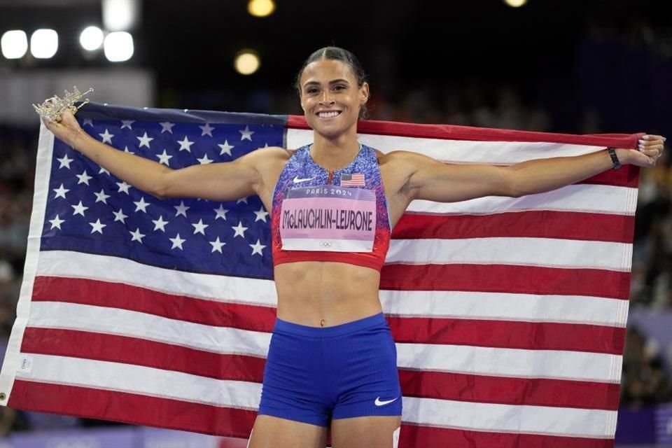 Sydney McLaughlin-Levrone repitió su título olímpico en París en los 400 metros con vallas y rompió su récord mundial.