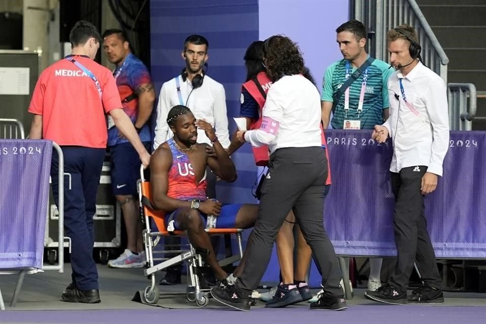 El estadounidense Noah Lyles atendido por personal médico tras la Final masculina de 200m. Minutos después se reveló que Noah, ganador de la medalla de Bronce, había competido enfermo de covid.