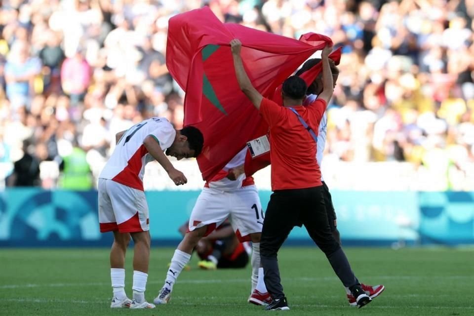 Seleccionados de Marruecos celebran la obtención de la medalla de Bronce, tras vencer 6-0 a Egipto.