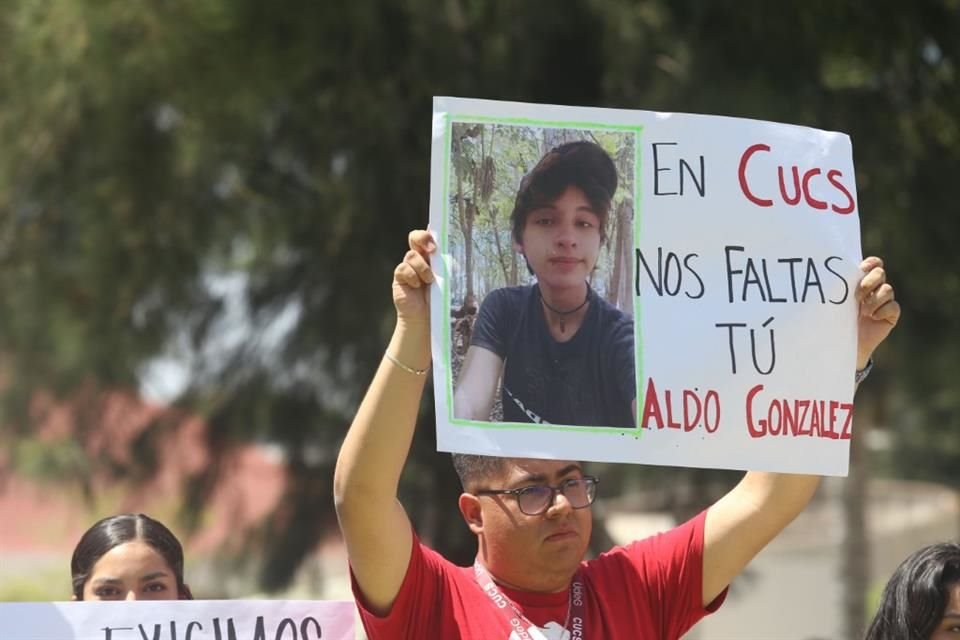 En abril Aldo González Sevilla, estudiante del CUCS también fue víctima de desaparición y hasta la fecha no hay información precisa acerca de su paradero.