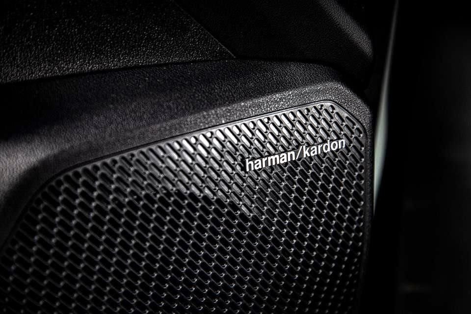 Cuenta con un sistema de audio Harman Kardon.