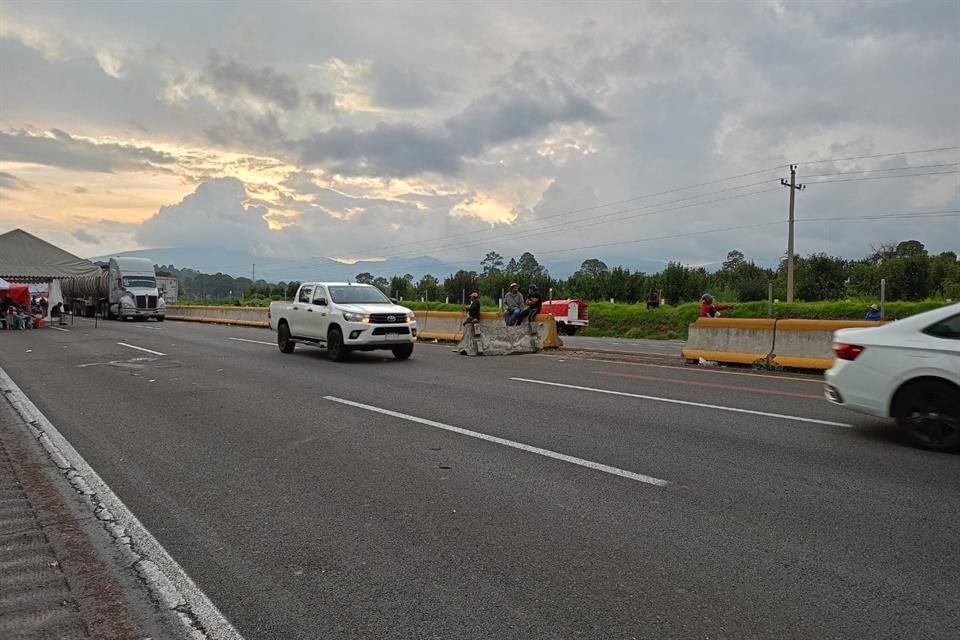 Medida de ejidatarios de abrir un carril por dos horas sirvió para desfogar el tráfico varado por casi tres días en la México-Puebla.