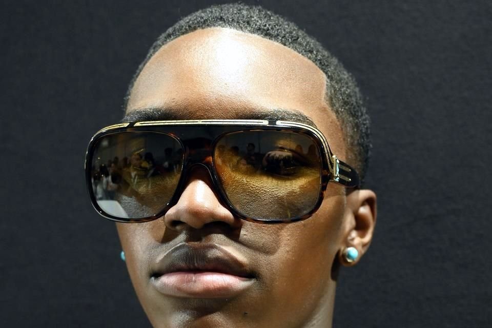 Pharrell Williams luciendo las gafas de sol reinterpretadas del modelo original, color carey chocolate.