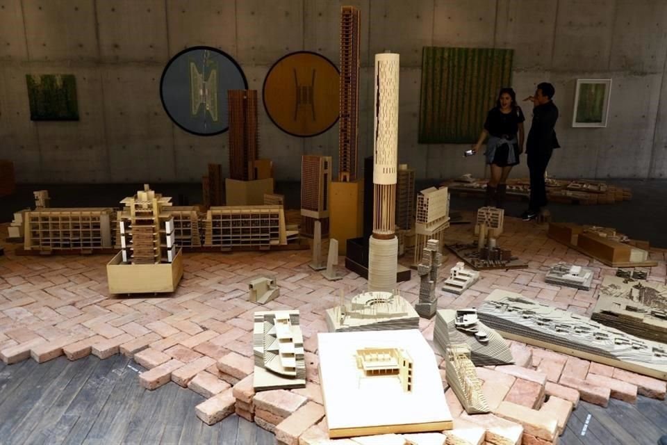 En Casa Wabi Sabino un centenar de maquetas y modelos, de distintos materiales y tamaños, dan cuenta de la dedicación de Alberto Kalach para pensar en otro país posible.