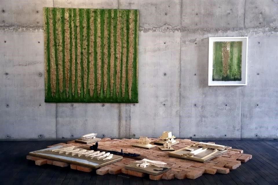 Las maquetas de Kalach se acompañan por obras de Bosco Sodi que remiten al mundo vegetal y a la topografía volcánica de México.